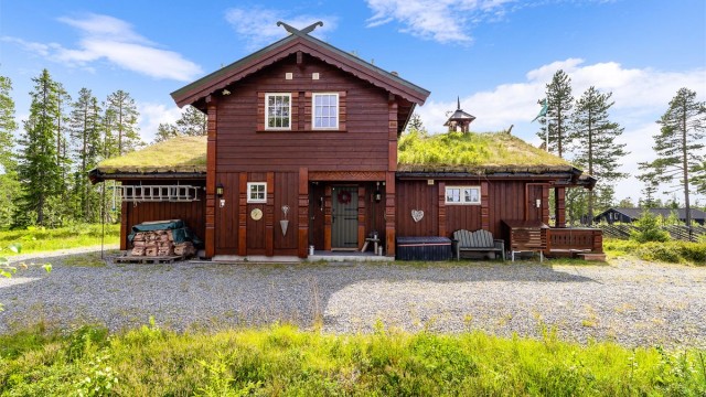 Hytta er oppført i norsk håndverk, og har gress på taket.