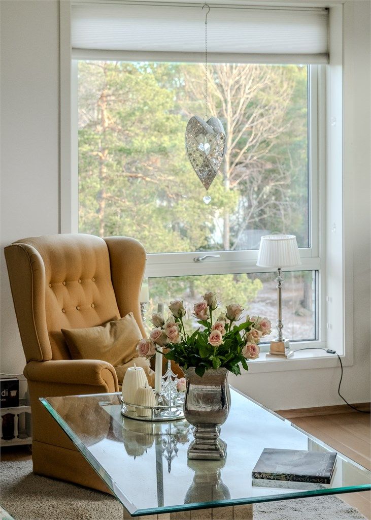 Fin utsikt fra stuen mot rolig grøntområde. 