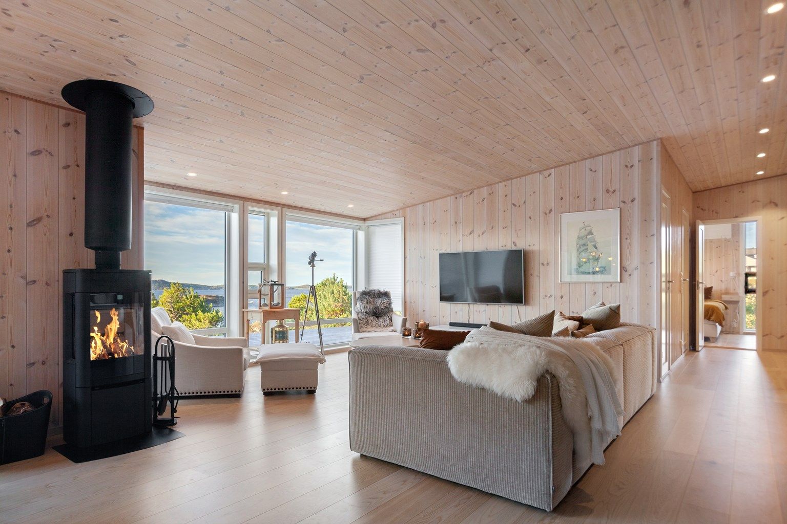 Stue- og kjøkkenarealet måler til sammen romslige 40 kvm og har god plass til sofagruppe med tilhørende TV-møblement samt spisegruppe.