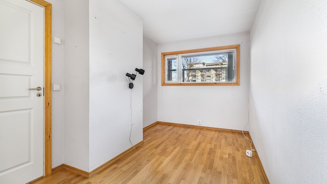 Leilighetens to soverom er begge oppmålt til nesten 12 kvm.