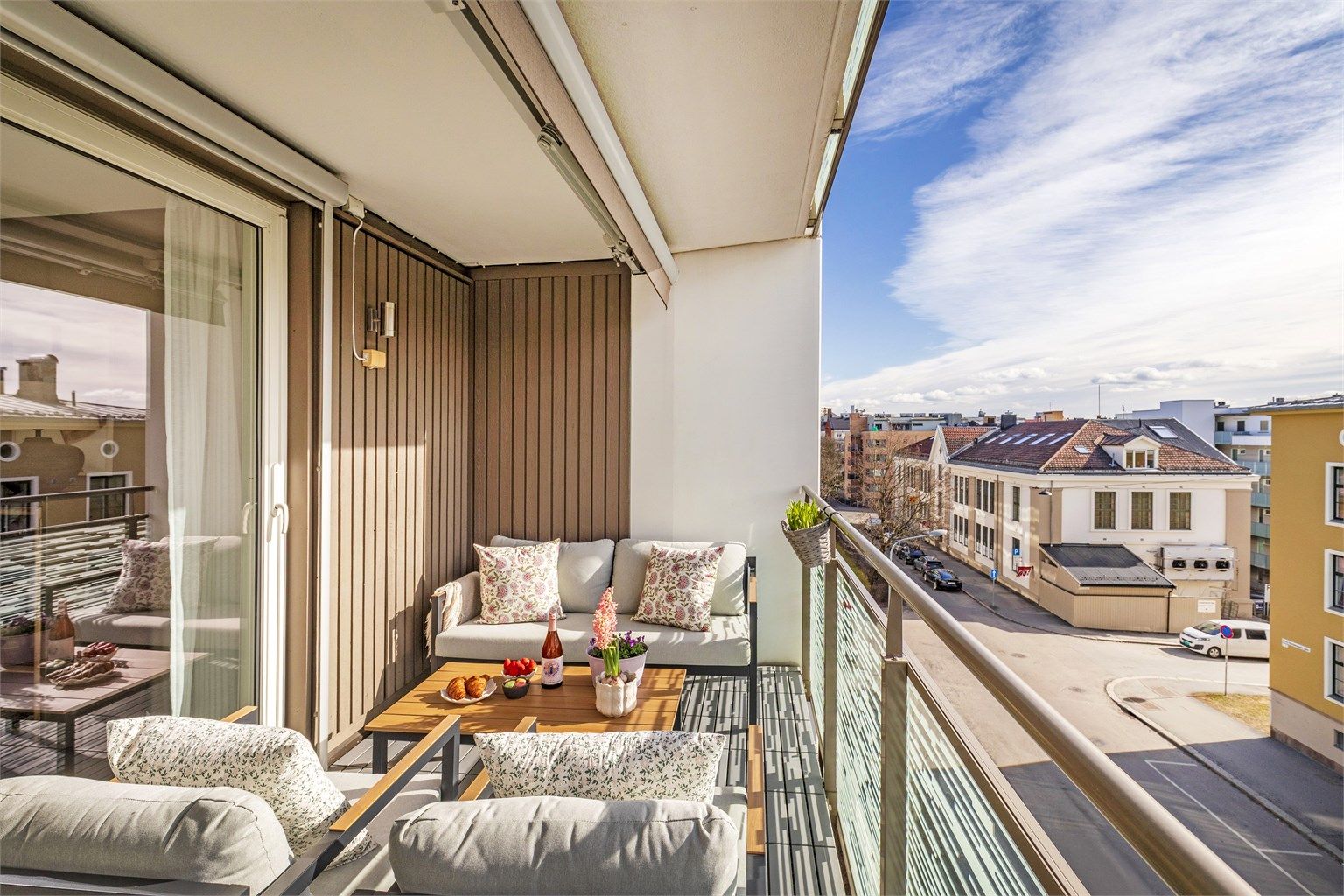 Balkongen fungerer som en naturlig forlengelse av stuen om sommeren