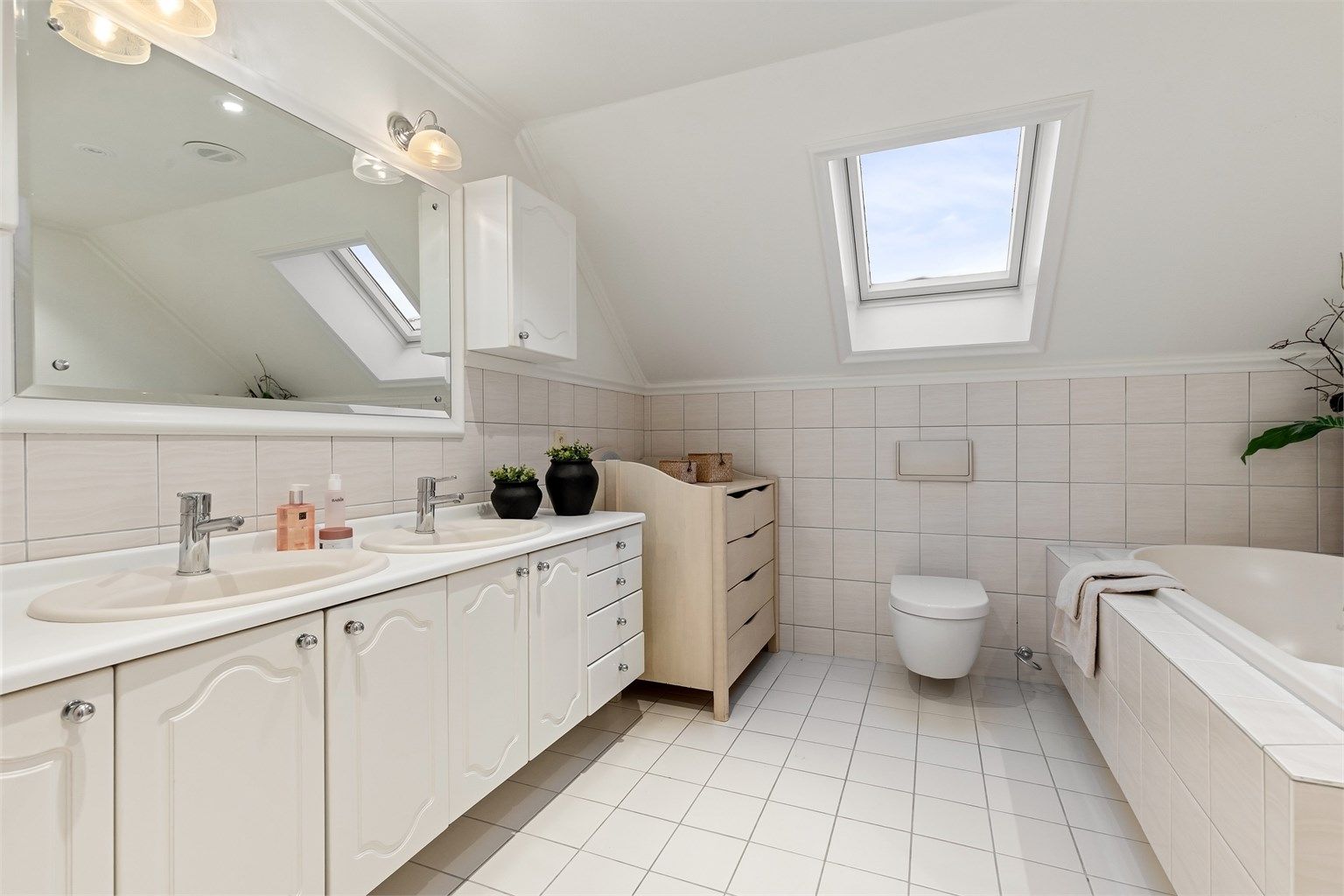 Badet har både badekar og dusj