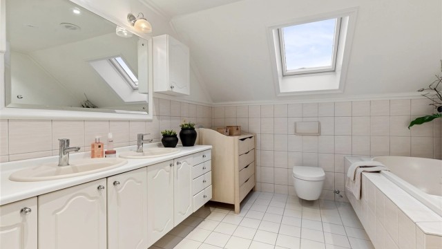 Badet har både badekar og dusj