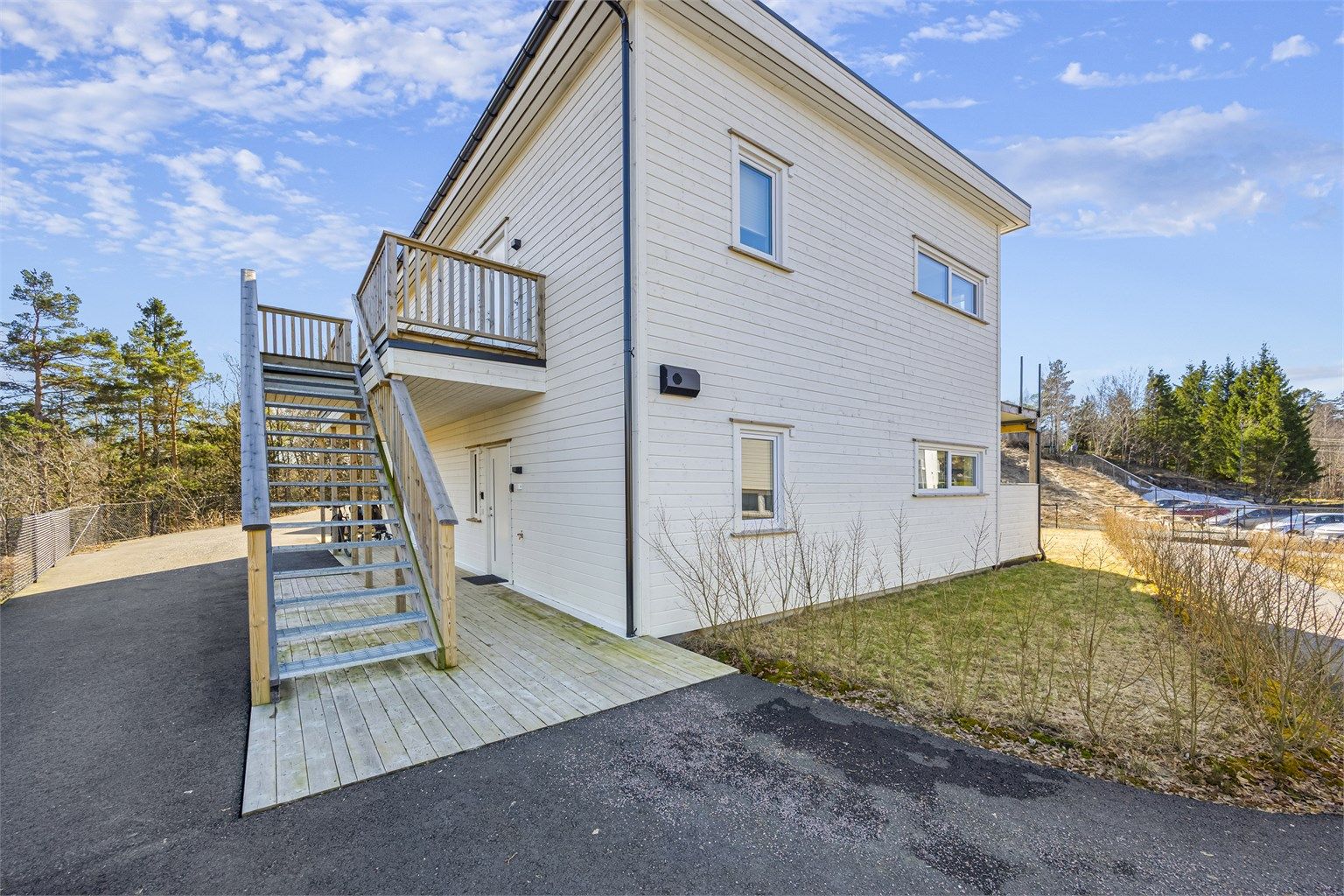 Nyere leilighetsbygg oppført i 2024, med vedlikeholdsvennlige PVC-vinduer med 3-lags glass.