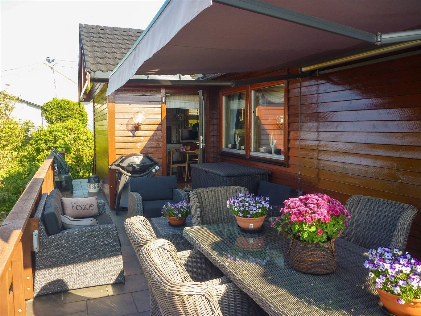 Hyggelig terrasse med markise