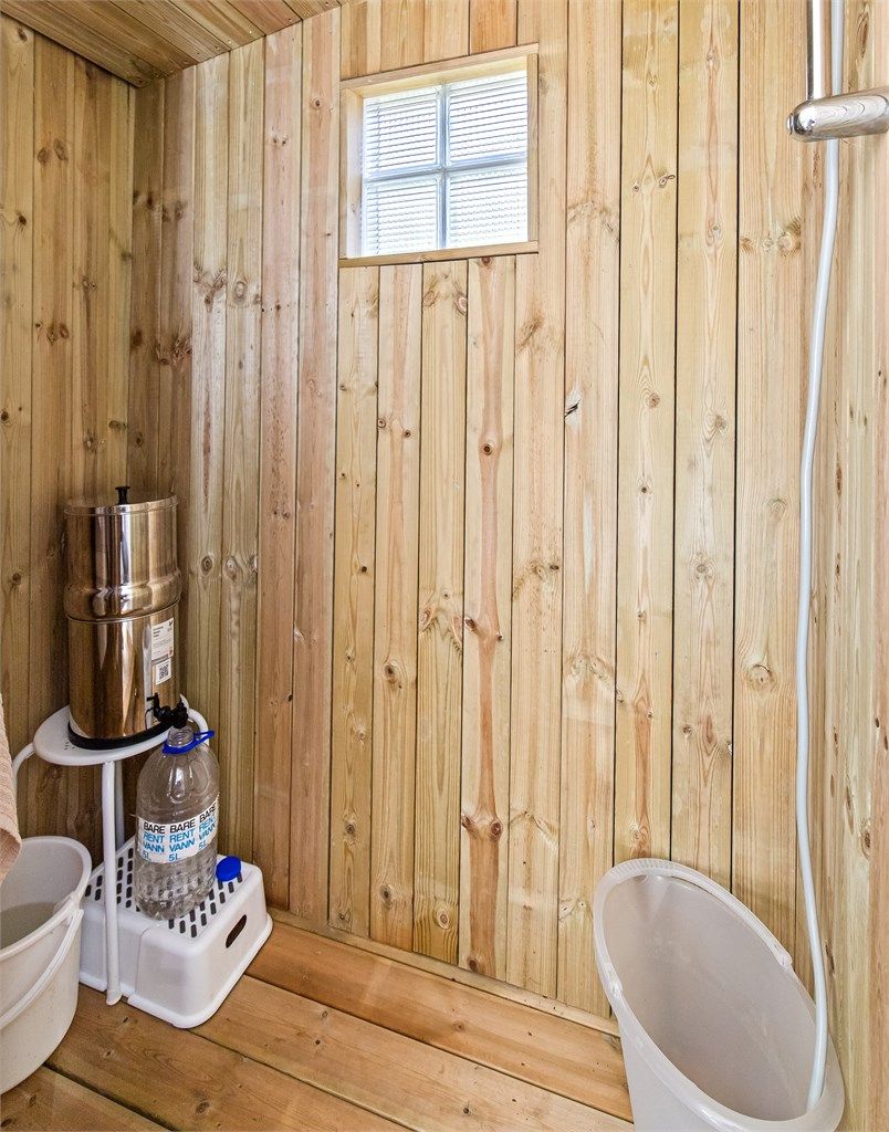 Om sommeren samles regnvann i monterte regnvannstønner. Det medfølger gravitasjonsfilter for rensing av vann. Hytta har innlagt strøm.