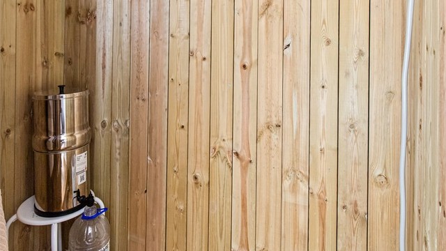 Om sommeren samles regnvann i monterte regnvannstønner. Det medfølger gravitasjonsfilter for rensing av vann. Hytta har innlagt strøm.