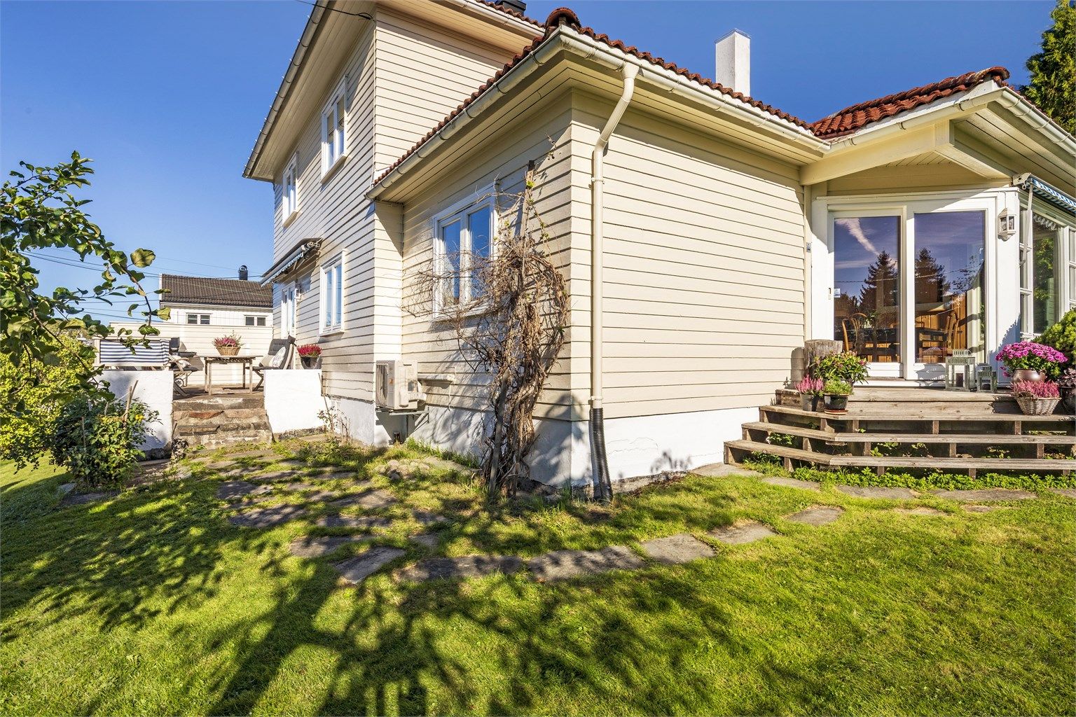 Tomten er på 797 kvm og byr på blant annet stort plenareal og koselige uteplasser