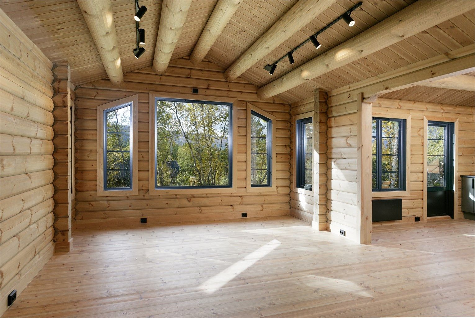 Stor og romslig stue/kjøkkenløsning med god plass til flere soner og sitteplasser