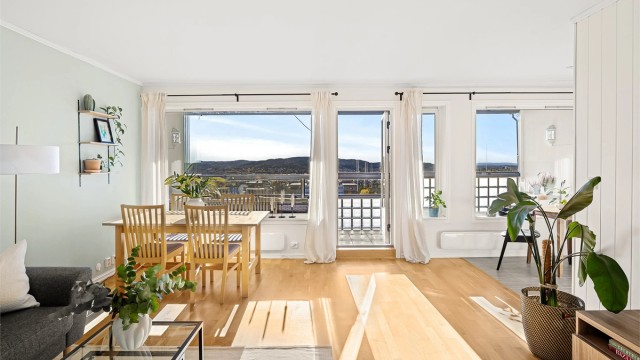 Her får du en innbydende 3-roms andelsleilighet beliggende i 3. etasje med mulighet for å etablere et ekstra soverom. Boligen har en herlig innglasset balkong samt en praktisk luftebalkong.
