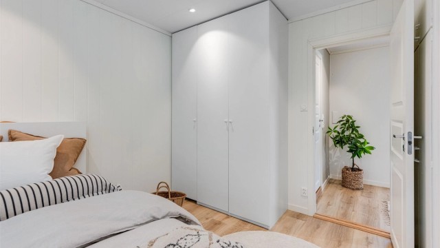 - Innredet med stort garderobeskap -