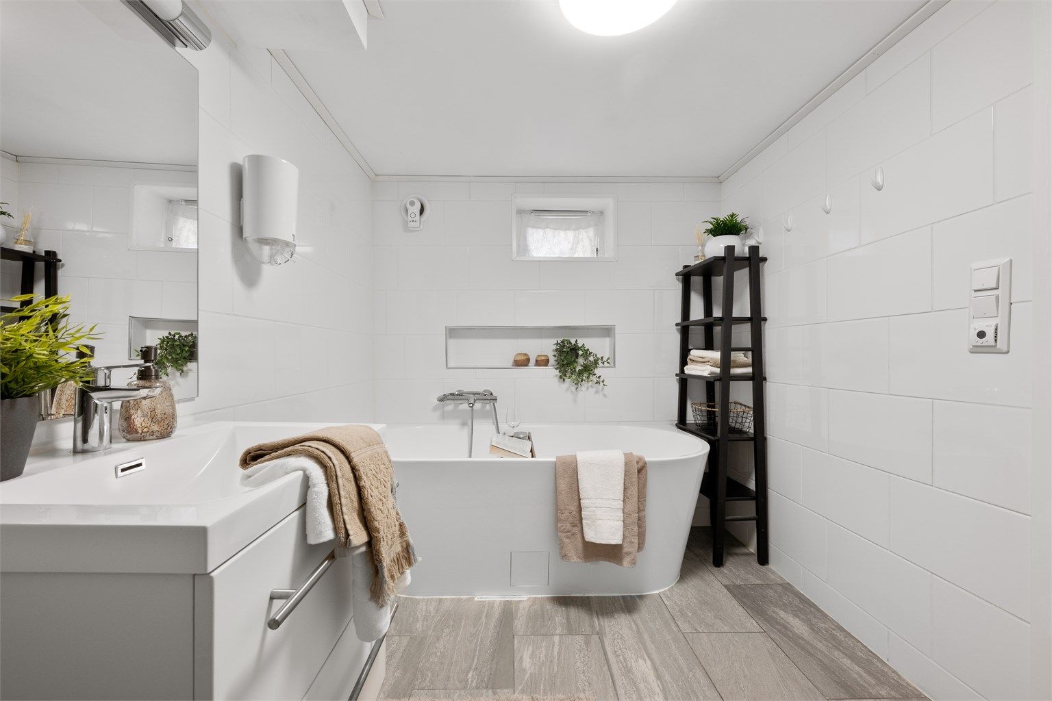 På bad er det toalett, servant med skuffer og badekar.