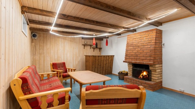 Kjellerstuen har en åpen peis og er et rom med mange bruksmuligheter.