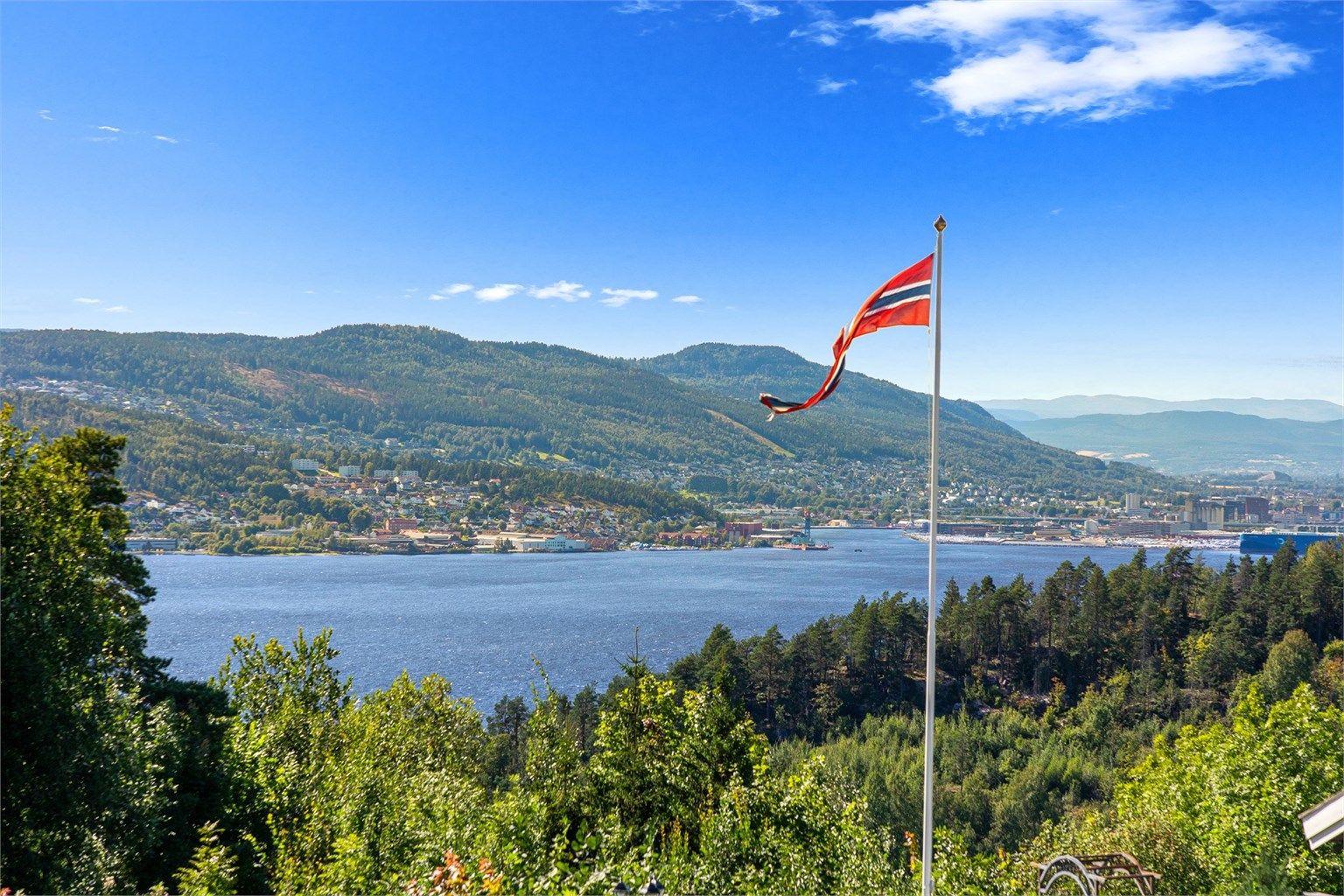 Meget pent enderekkehus med nydelig utsikt mot Drammensfjorden