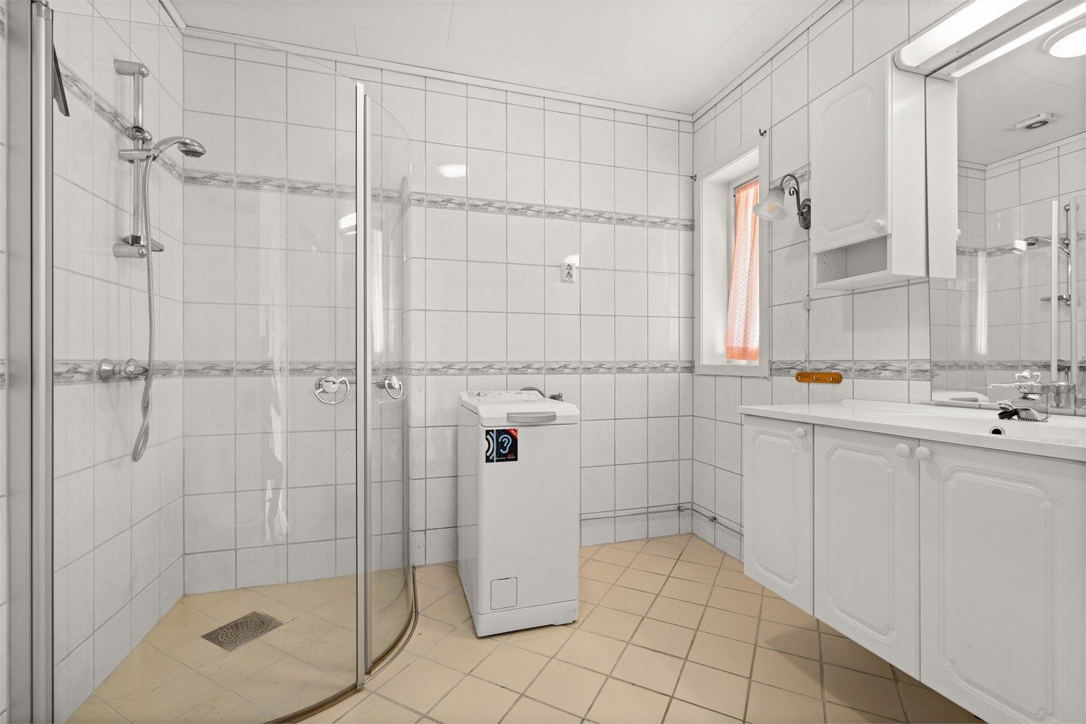Badet har opplegg for vaskemaskin.