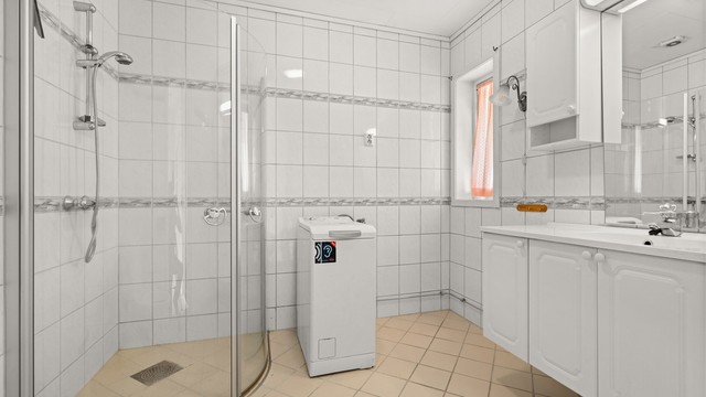 Badet har opplegg for vaskemaskin.