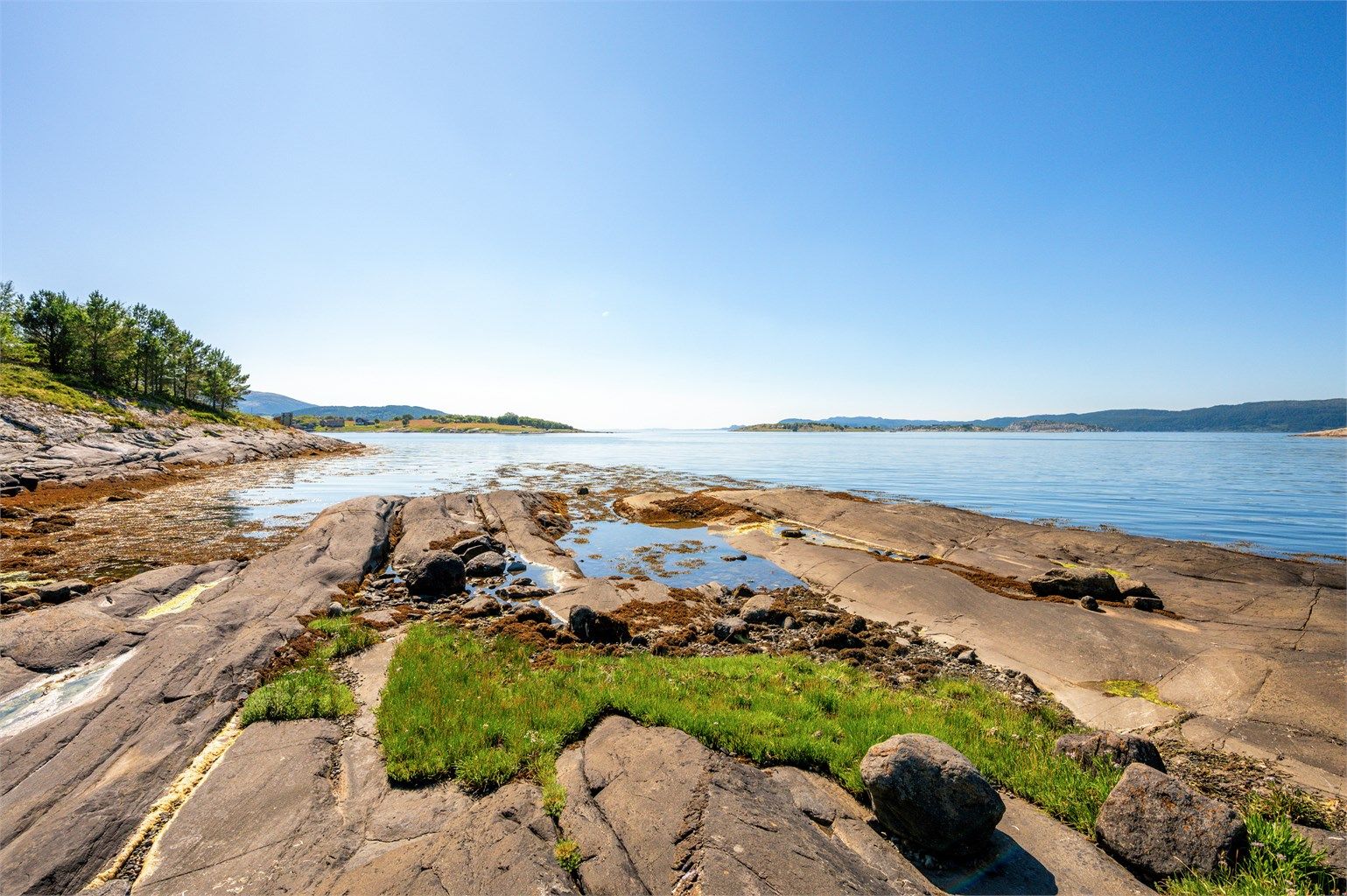 Omtrent 9 minutter med bil finner du Marthabrygga, Landnota Bar og Spiseri samt Råkvåg Gjestgiveri - tre populære steder med matservering og uteservering i sommersesongen. Salteriet har i tillegg en liten museumsutstilling og utsalg.