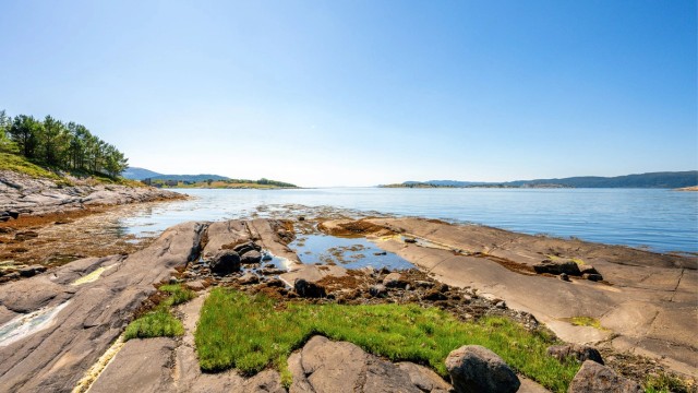 Omtrent 9 minutter med bil finner du Marthabrygga, Landnota Bar og Spiseri samt Råkvåg Gjestgiveri - tre populære steder med matservering og uteservering i sommersesongen. Salteriet har i tillegg en liten museumsutstilling og utsalg.