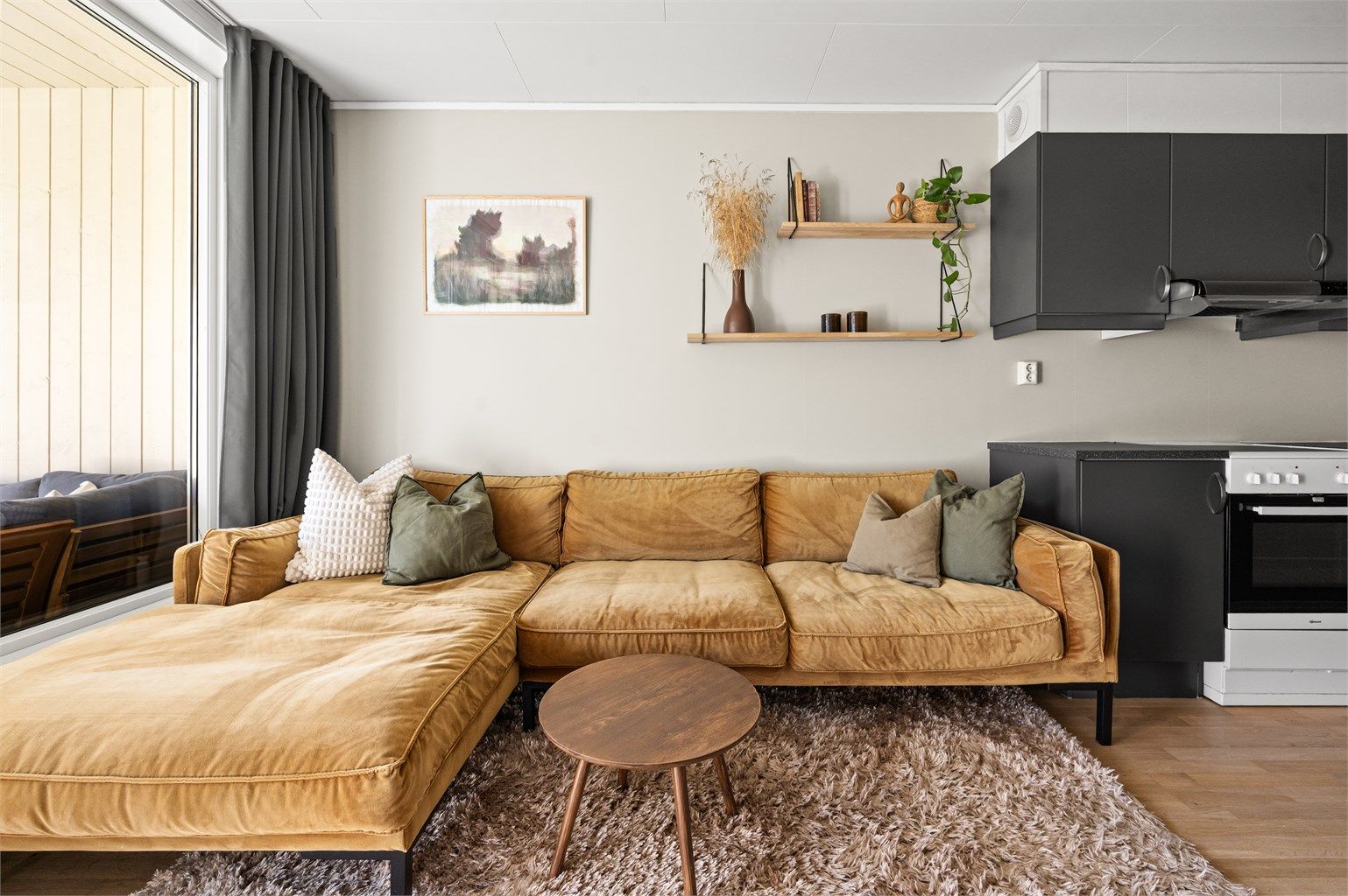 Her kan du enkelt innrede etter eget behov og personlig stil med blant annet en sofagruppe med tilhørende salongbord.