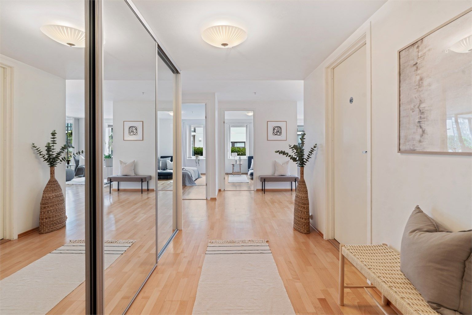 En innbydende entré med god plass til oppbevaring i skyvedørsgarderobe.