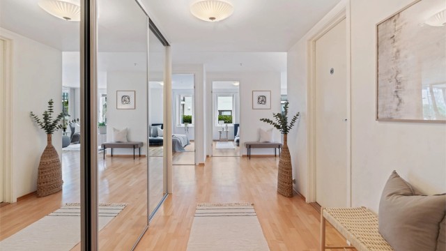 En innbydende entré med god plass til oppbevaring i skyvedørsgarderobe.