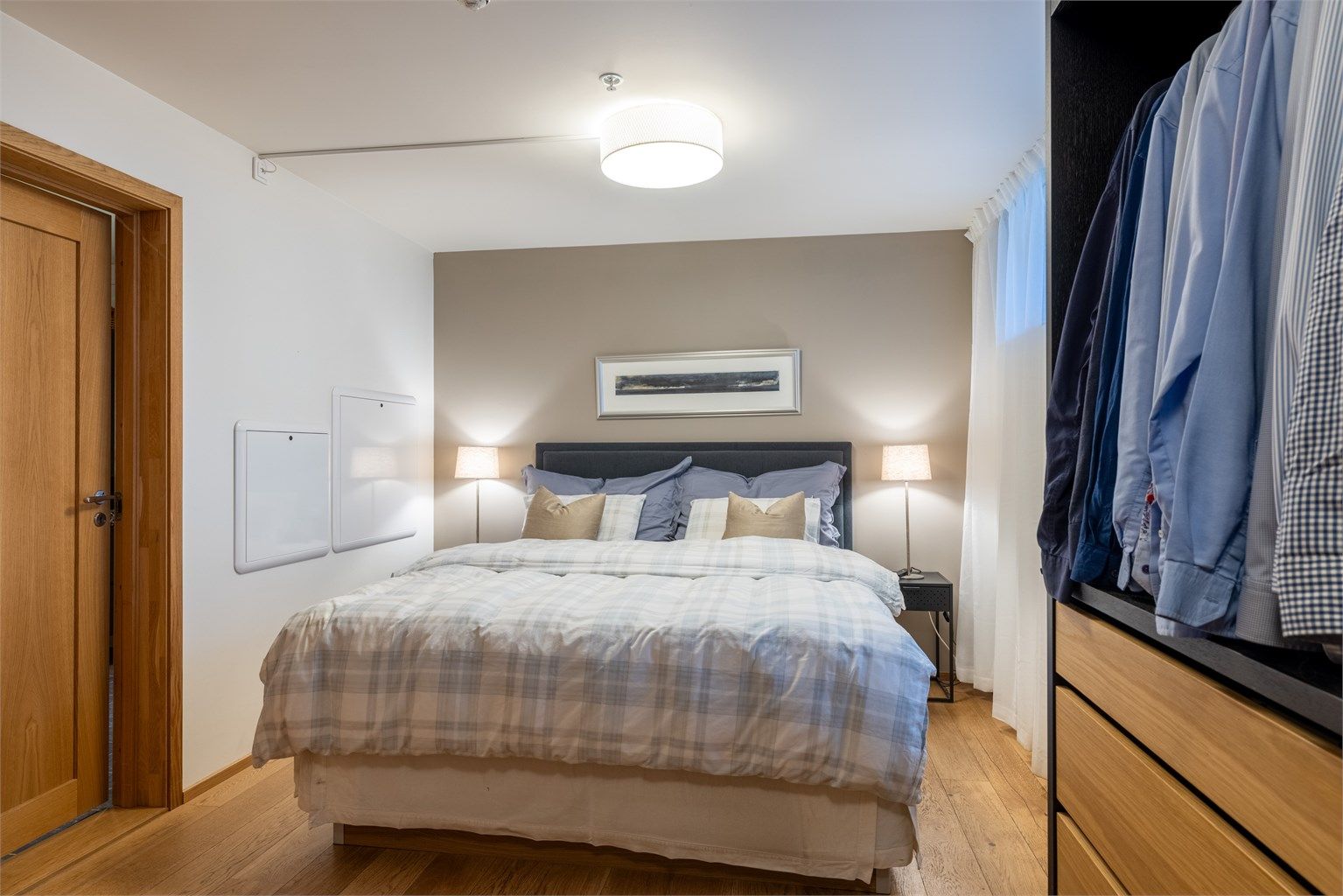 Hovedsoverommet har fin størrelse, med plass til dobbeltseng og nattbord på hver av sidene