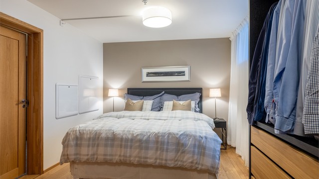 Hovedsoverommet har fin størrelse, med plass til dobbeltseng og nattbord på hver av sidene