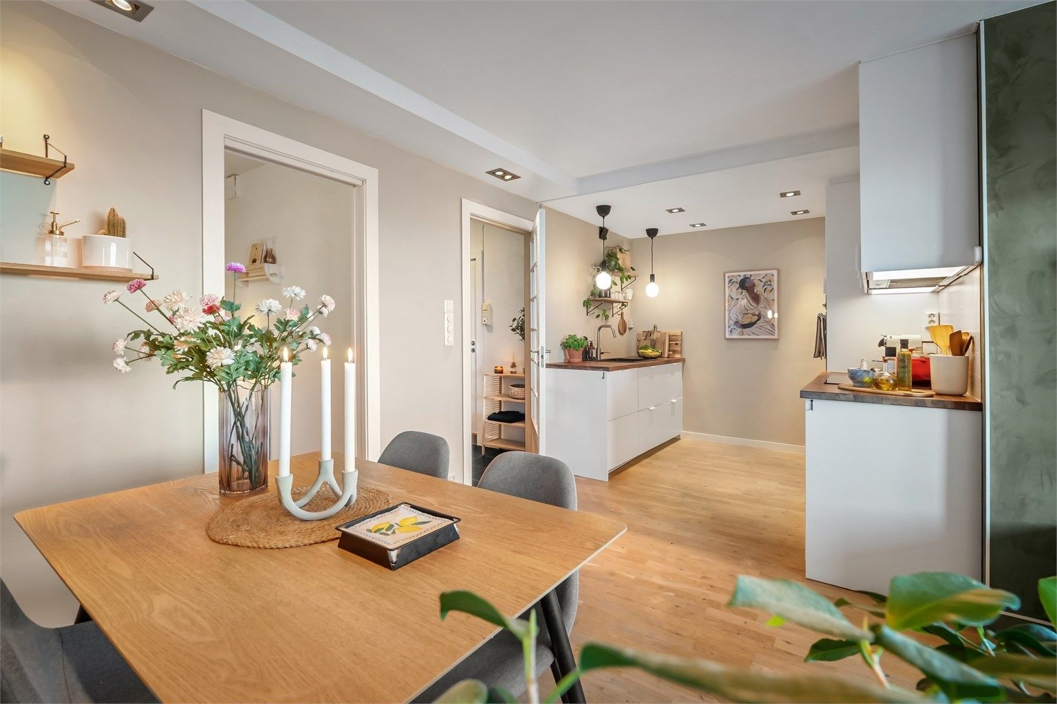 Det medfølger 2 boder til lagring. Den ene ligger i 1.etasje, mens den andre er å finne i 2. etasje. I tillegg er det felles sykkelboder