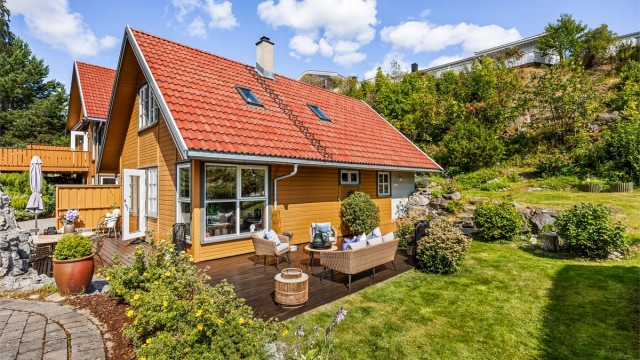 Velkommen til Tvedts vei 7 - Familievennlig enebolig i kjede, med mye potensiale, fantastisk uteplass og hage med gode solforhold.