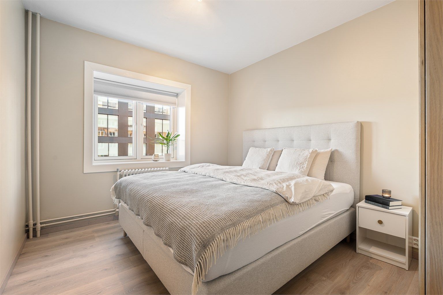 Romslig hovedsoverom på 10 kvm med plass til dobbeltseng og garderobeløsning. Store vinduer gir godt med naturlig lys.