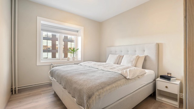 Romslig hovedsoverom på 10 kvm med plass til dobbeltseng og garderobeløsning. Store vinduer gir godt med naturlig lys.