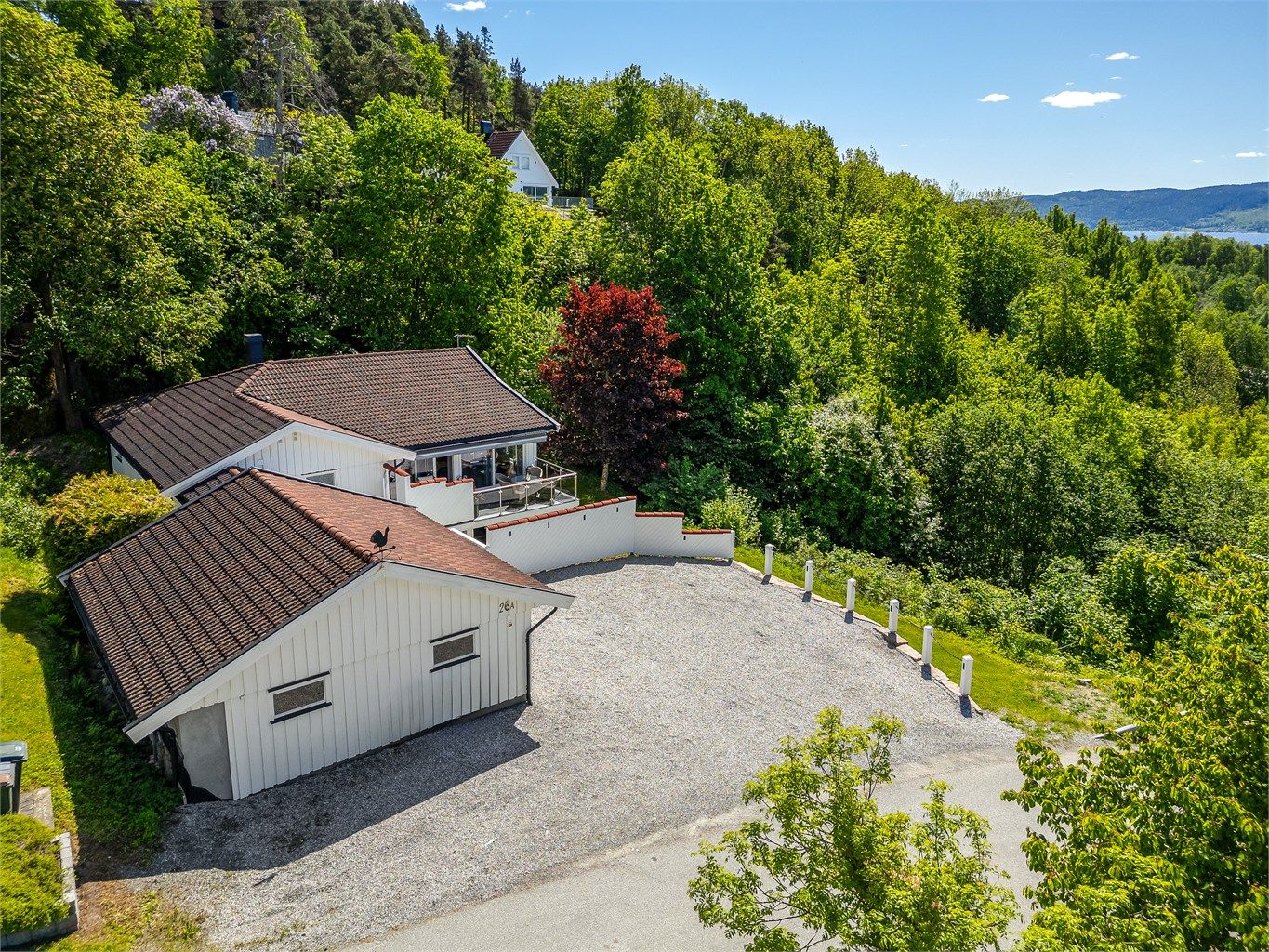 Eiendommen grenser til skogsarealer (LNF-areal i front av eiendommen).
