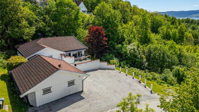 Eiendommen grenser til skogsarealer (LNF-areal i front av eiendommen).