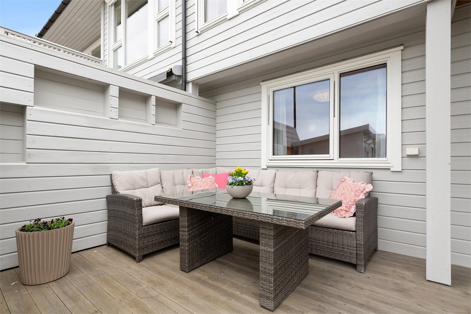 En perfekt plass for en sofagruppe, skjermet og med enkel adkomst fra inngangspartiet.