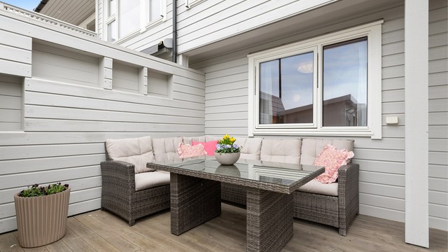 En perfekt plass for en sofagruppe, skjermet og med enkel adkomst fra inngangspartiet.