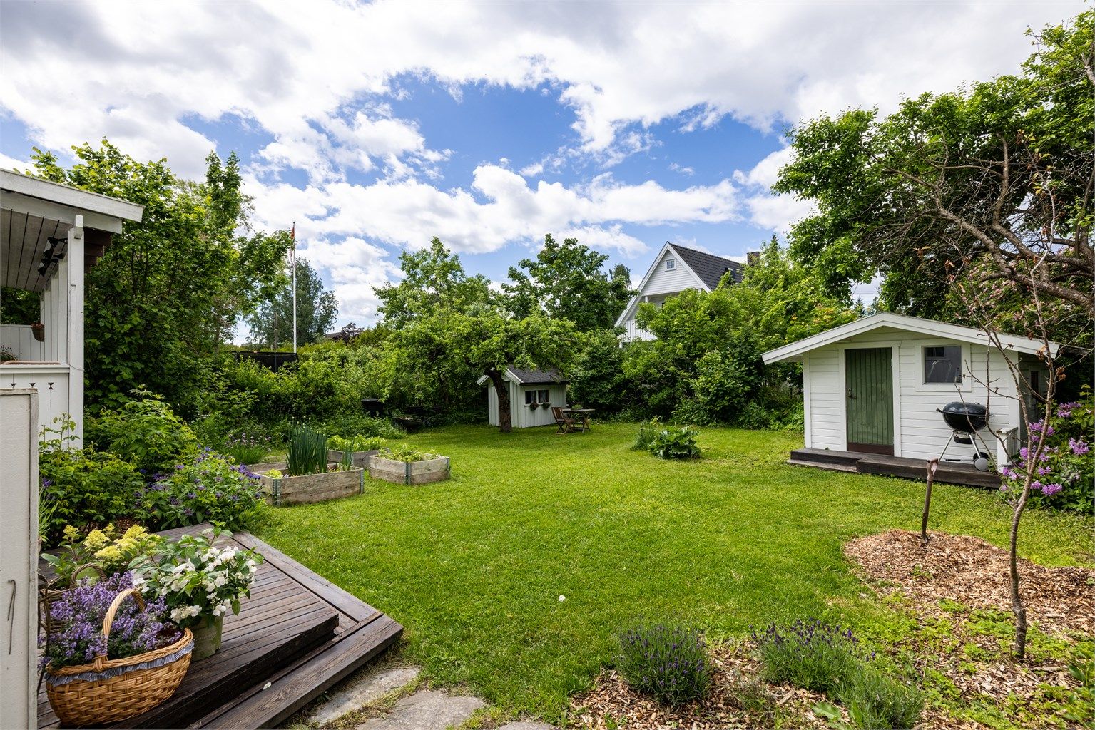I tillegg til dukkestue finnes det også en praktisk redskapsbod på 8 m².