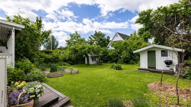 I tillegg til dukkestue finnes det også en praktisk redskapsbod på 8 m².