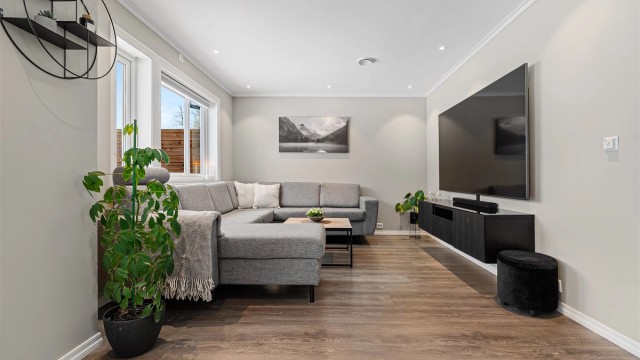 Romslig stue med plass til en god sofakrok