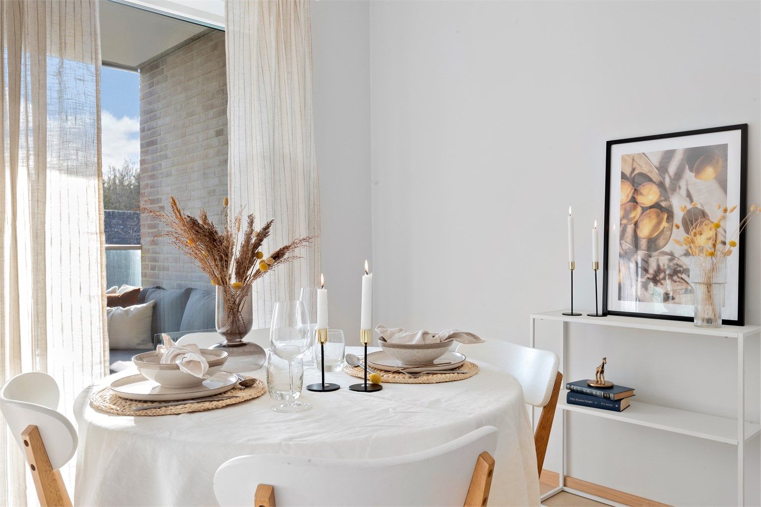 God plass til en hyggelig spisebordskrok for måltider med familie og venner.