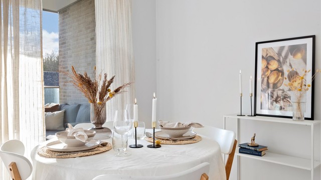 God plass til en hyggelig spisebordskrok for måltider med familie og venner.