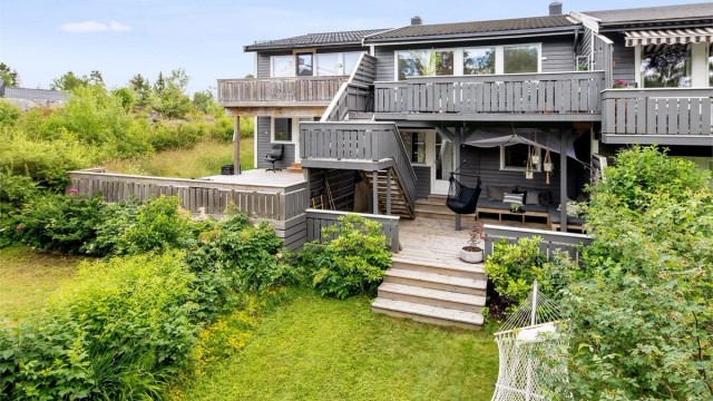 Velkommen til Måltrostveien 3! Rekkehus med stor hage, terrasse og veranda mot vest.