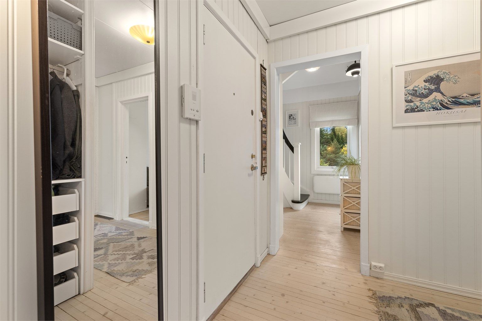 Entréen har tregulv og praktisk plass til oppbevaring av yttertøy og sko.