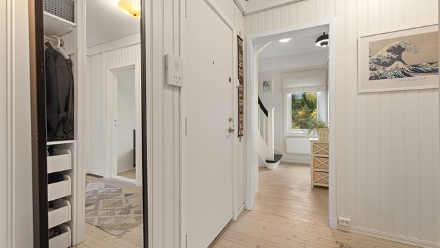 Entréen har tregulv og praktisk plass til oppbevaring av yttertøy og sko.