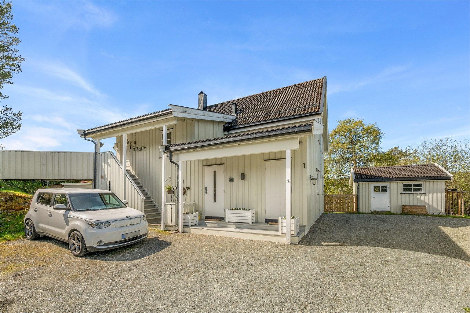 Boligen disponerer i følge selger to parkeringsplasser foran redskapsboden. 