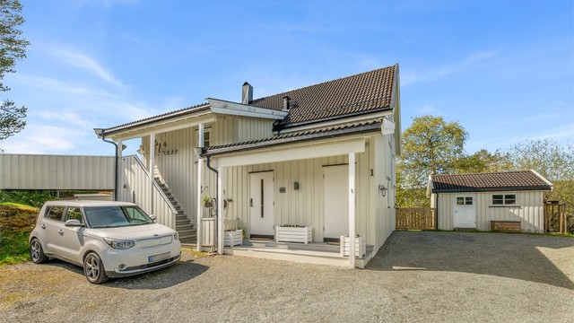 Boligen disponerer i følge selger to parkeringsplasser foran redskapsboden.