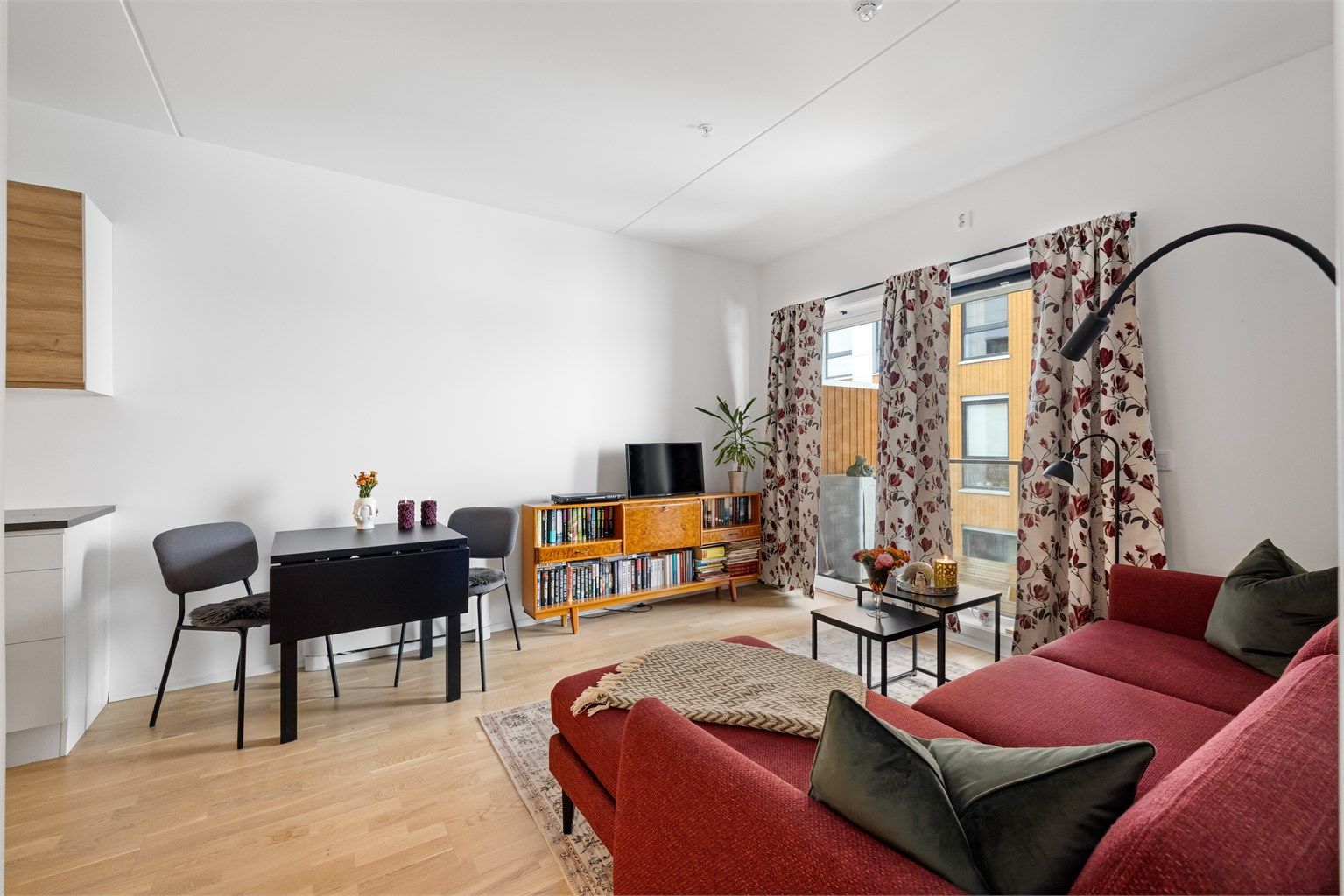 Den åpne løsningen mellom stue og kjøkken gir en god romfølelse.