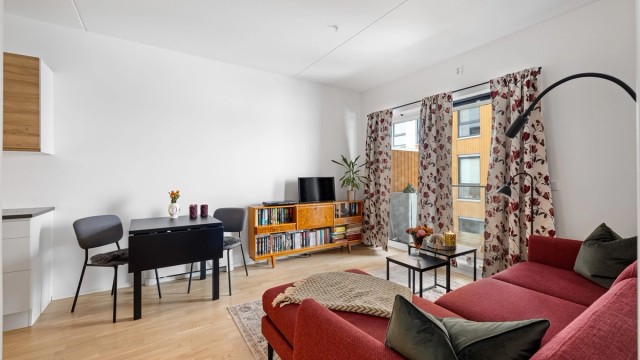 Den åpne løsningen mellom stue og kjøkken gir en god romfølelse.