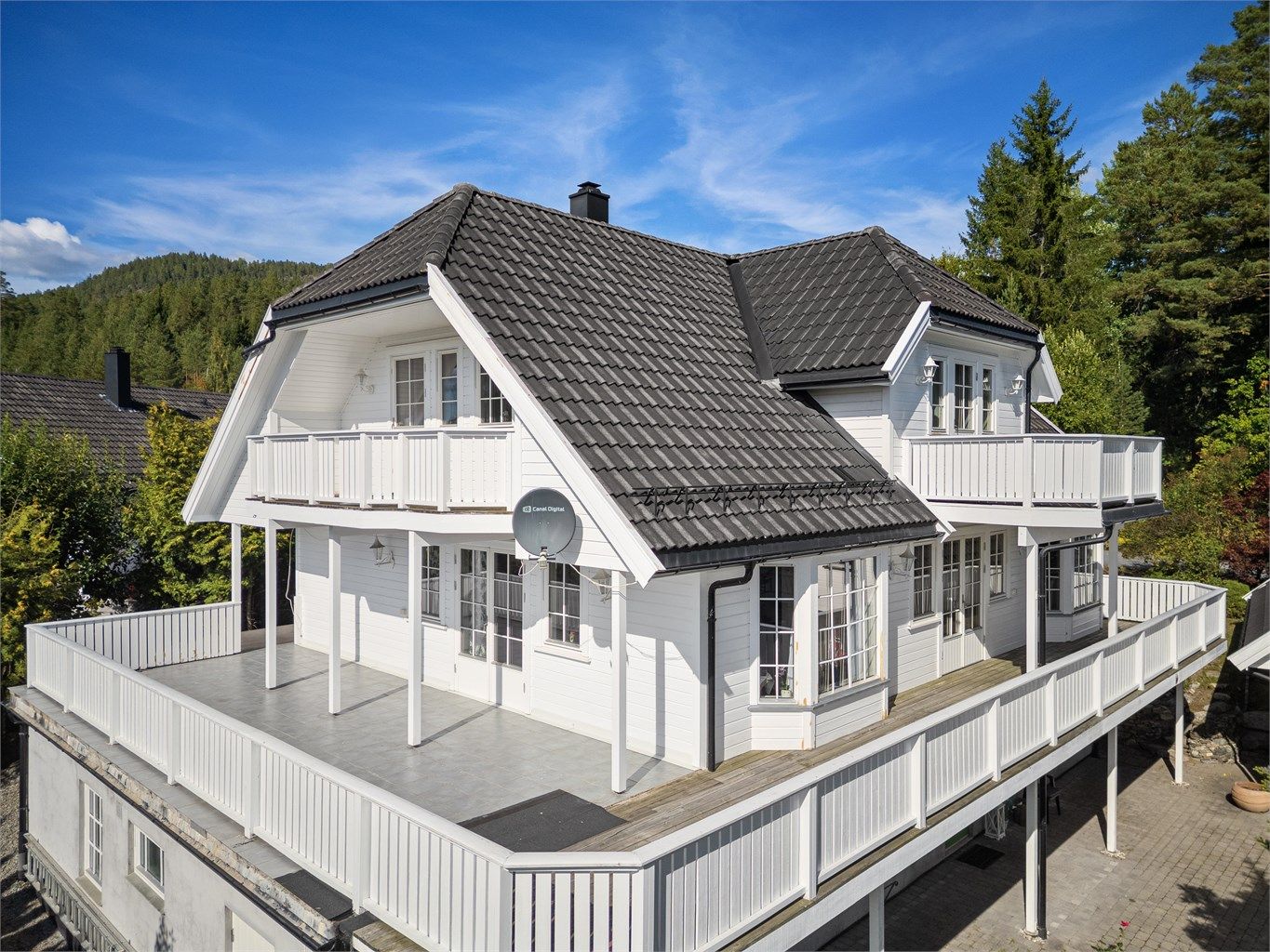 Stor balkong på 69 kvm med fliser og terrassebord på gulv. 