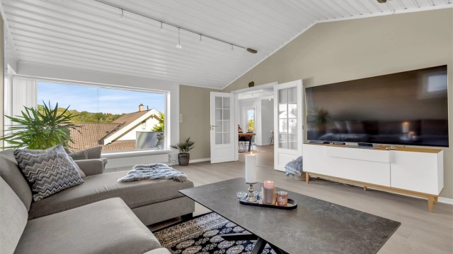 Boligen har store vindusflater som gir godt med naturlig lys.