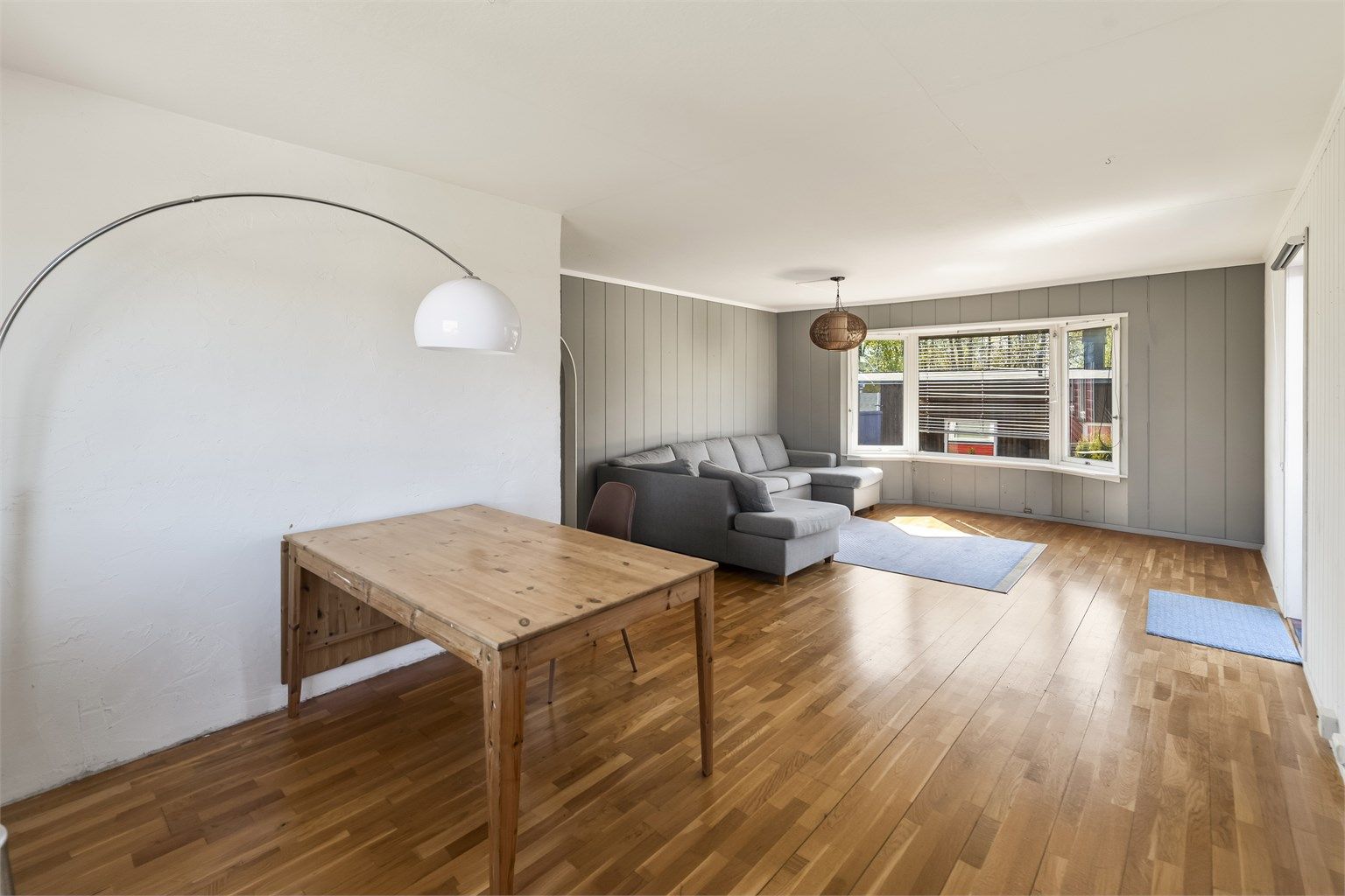 Stuen har rikelig med plass til stor sofagruppe og spisebord. På gulv er det lagt parkett.